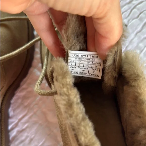 UGG Women's Classic Femme Lace Bootie Chestnut Black Hickory Sz 9 - Picture 2 of 8